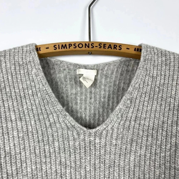 H&M Womens XS Grey Knit V Neck Wool Pullover Sweater Comfy - Picture 2 of 5